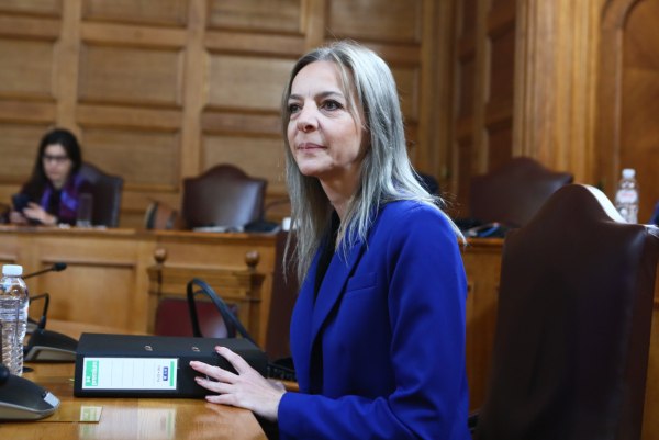 Κοίτα ποια και για ποιον τολμά να μιλήσει – Η κυρία Ferrari και η απεργία πείνας έξω από τη Βουλή