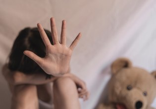 Σπίτι κολαστήριο για τα 8 παιδιά – Οι αναφορές από το «Χαμόγελο» έφταναν στην ΕΛ.ΑΣ. αλλά κανείς δεν έκανε τίποτα