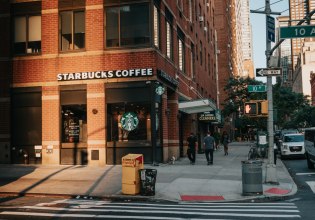Η Νέα Υόρκη «σερβίρει» στην Starbucks το πιο ακριβό της μάθημα