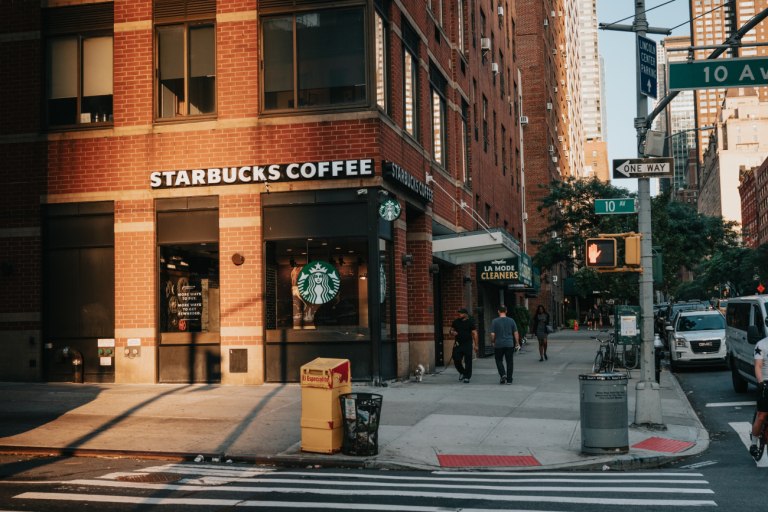 Η Νέα Υόρκη «σερβίρει» στην Starbucks το πιο ακριβό της μάθημα