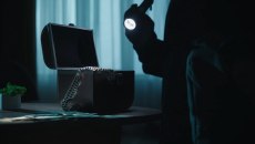 Νέα Ιωνία: Ελεύθεροι με όρους η οικιακή βοηθός και ο συνεργός της που κατηγορούνται ότι έκλεψαν κοσμήματα από σπίτι ηλικιωμένων