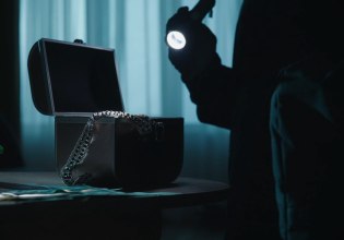 Νέα Ιωνία: Ελεύθεροι με όρους η οικιακή βοηθός και ο συνεργός της που κατηγορούνται ότι έκλεψαν κοσμήματα από σπίτι ηλικιωμένων