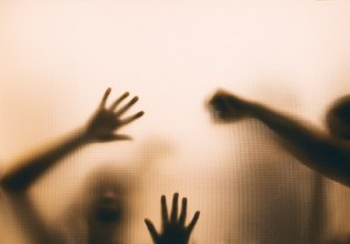 Ηράκλειο: Τι λέει ο ιατροδικαστής που εξέτασε τα οχτώ παιδιά – Από τι προήλθαν τα σημάδια στα σώματά τους