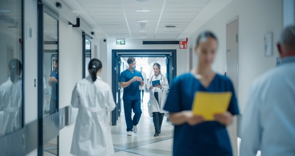 Βρετανία: Τα νοσοκομεία αντιμετωπίζουν ένα από τα «χειρότερα σενάρια» από υπεργρίπη, προειδοποιούν οι γιατροί