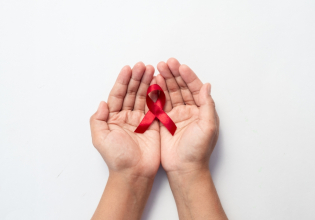 Η επιστήμη νικά τον HIV, η άγνοια επιμένει: Αριθμοί και αλήθειες για τον ιό της προκατάληψης