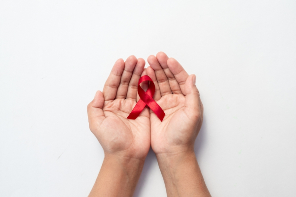 Η επιστήμη νικά τον HIV, η άγνοια επιμένει: Αριθμοί και αλήθειες για τον ιό της προκατάληψης