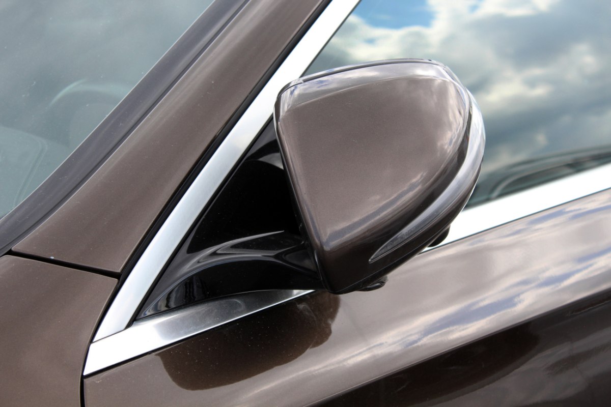 Πρέπει ή δεν πρέπει να κλείνετε τους καθρέπτες του αυτοκινήτου όταν παρκάρετε;