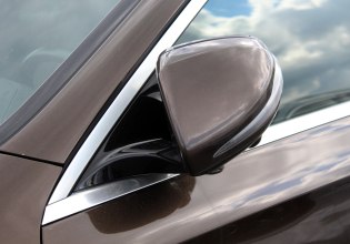 Πρέπει ή δεν πρέπει να κλείνετε τους καθρέπτες του αυτοκινήτου όταν παρκάρετε;