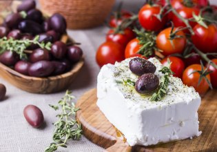 Φέτα: Φόβοι για έλλειψη λόγω ευλογιάς προβάτων – Τι «είδε» το BBC