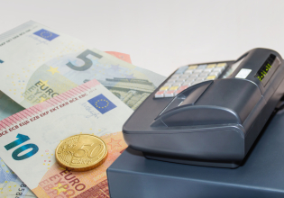 Ευρώπη: Με μετρητά ή κάρτα – Πώς πληρώνουν οι πολίτες στη γηραιά ήπειρο και τι ισχύει στην Ελλάδα