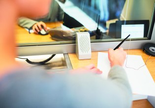 Η τεχνητή νοημοσύνη φέρνει απολύσεις στις τράπεζες – Τι προβλέπει η Morgan Stanley