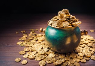 Ξεπερνούν τα 5 δισ. οι λίρες που βρίσκονται σε στρώματα και συρτάρια