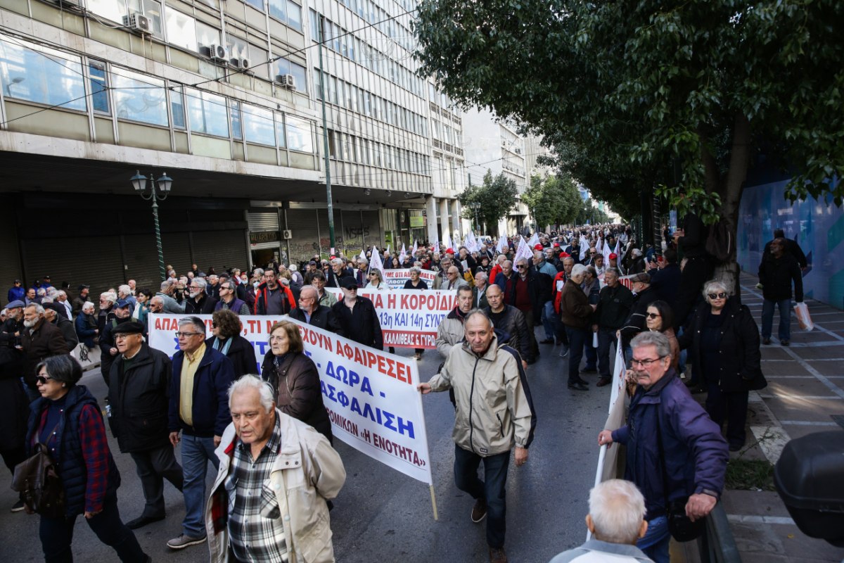 Στους δρόμους οι συνταξιούχοι: Πραγματοποιούν πορεία προς το Υπουργείο Εργασίας