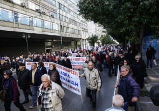 Στους δρόμους οι συνταξιούχοι: Πραγματοποιούν πορεία προς το Υπουργείο Εργασίας