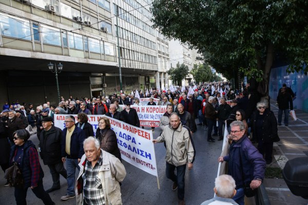Στους δρόμους οι συνταξιούχοι: Πραγματοποιούν πορεία προς το Υπουργείο Εργασίας