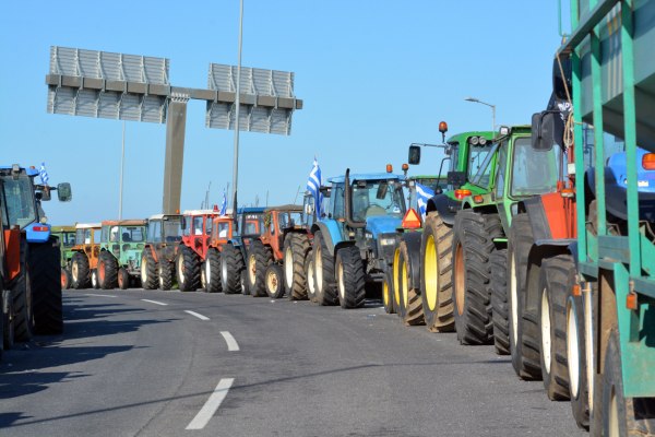 Πολιτική κόντρα για τους αγρότες – «Η κυβέρνηση σαν βαμπίρ έπεσε στις επιδοτήσεις για να τις μοιράσει σε Φραπέδες»