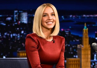 «Το κάνουν επίτηδες»: Η Σίντνεϊ Σουίνι ντύθηκε Mαρ-α-Λάγκο και όλοι λένε το ίδιο για την μεταμφίεση της