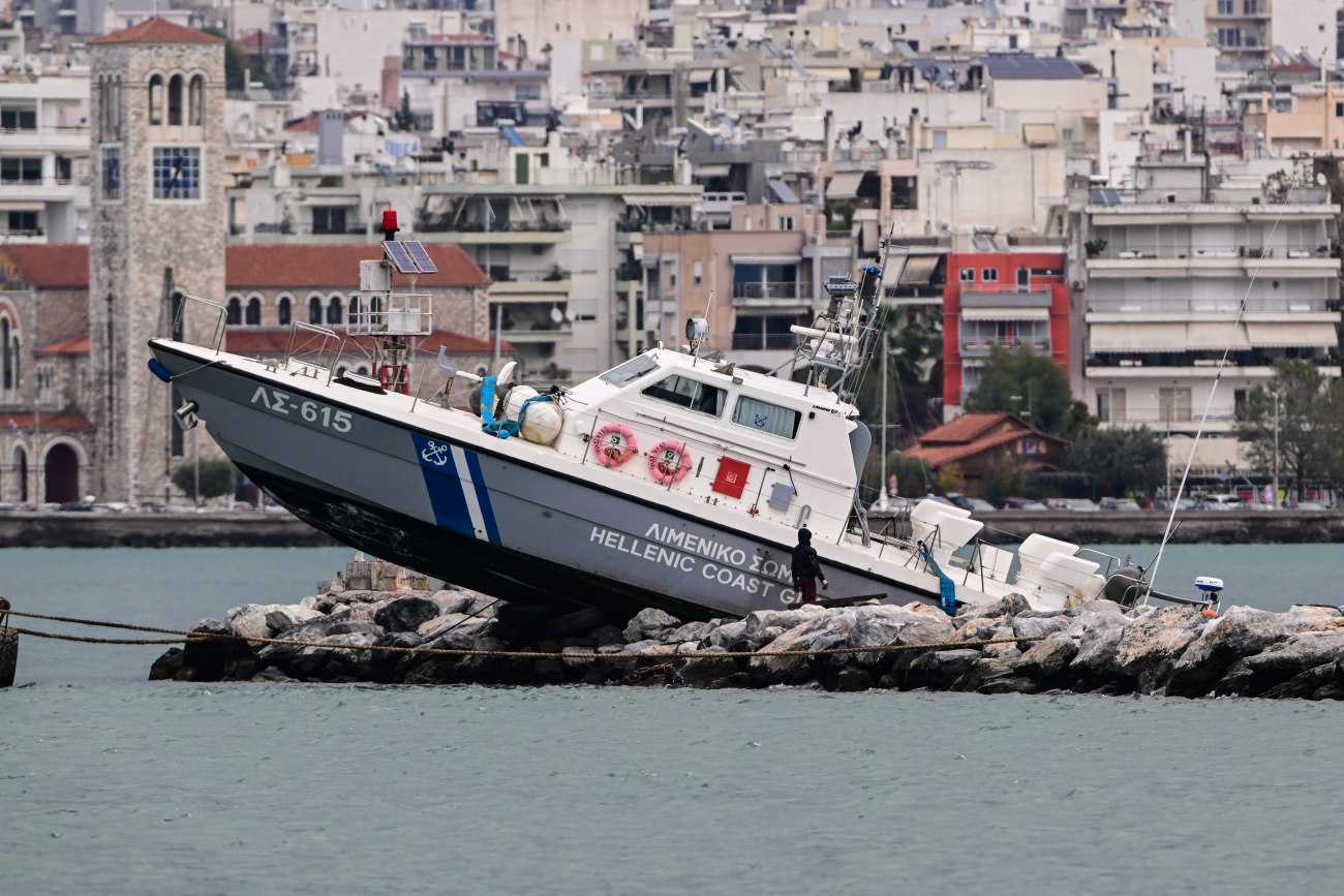 Βόλος: Πώς κατέληξε στα βράχια το σκάφος του λιμενικού – Τι λέει ο κυβερνήτης