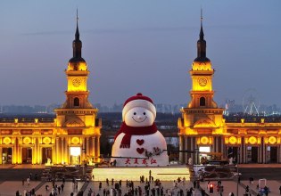 Γιγαντιαίος χιονάνθρωπος καλωσορίζει τους επισκέπτες στο Harbin Ice Snow World στην Κίνα – Δείτε πως χτίστηκε [βίντεο]