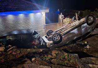 Τρομακτικό τροχαίο στο Αγρίνιο: Αυτοκίνητο τούμπαρε και προσγειώθηκε σε αυλή σπιτιού