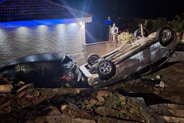 Τρομακτικό τροχαίο στο Αγρίνιο: Αυτοκίνητο τούμπαρε και προσγειώθηκε σε αυλή σπιτιού