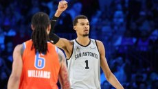 Οι Σπερς στον τελικό του NBA Cup με «καυτό» Γουεμπανιάμα (111-109) – «Καθάρισε» ο Μπράνσον για τους Νικς (132-120)