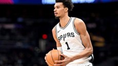 Οι Σπερς στον τελικό του NBA Cup με «καυτό» Γουεμπανιάμα (111-109) – «Καθάρισε» ο Μπράνσον για τους Νικς (132-120)