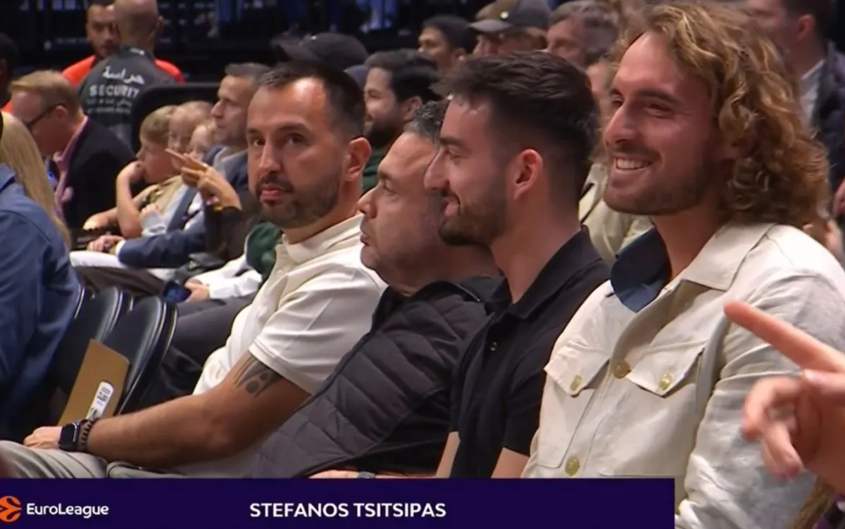 Ο Στέφανος Τσιτσιπάς παρακολουθεί το παιχνίδι Dubai BC – Αρμάνι