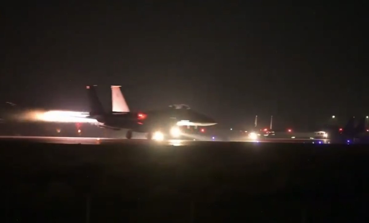 Συρία: Σφοδρές επιθέσεις εξαπέλυσαν οι ΗΠΑ κατά του ISIS – «Για πολύ βαριά αντίποινα», κάνει λόγο ο Τραμπ