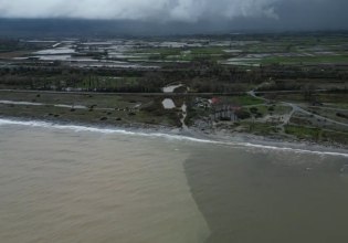 Πιερία: Η κακοκαιρία Byron άλλαξε χρώμα στον Θερμαϊκό – Εντυπωσιακά πλάνα από drone