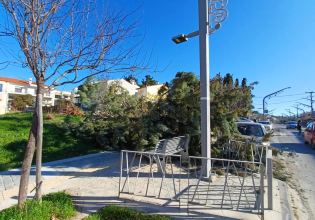 Θεσσαλονίκη: Σαρώνουν οι θυελλώδεις άνεμοι – Έπεσαν δεκάδες δέντρα