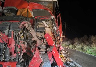 Σοκαριστικό τροχαίο έξω από την Αμφίκλεια – Συγκρούστηκαν δύο νταλίκες και ένα ΙΧ (video)