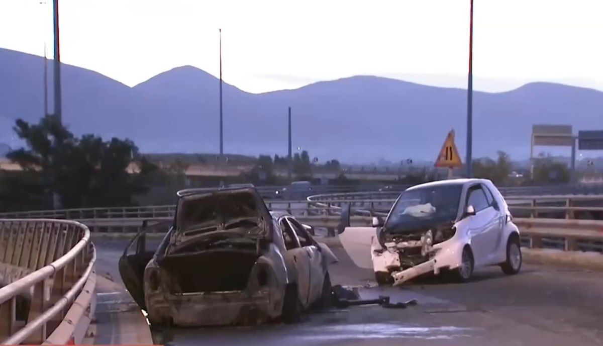 Τροχαίο στο Παλαιό Φάληρο: Αυτοκίνητο τυλίχτηκε στις φλόγες έπειτα από σύγκρουση με άλλο όχημα