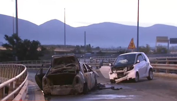 Τροχαίο στο Παλαιό Φάληρο: Αυτοκίνητο τυλίχτηκε στις φλόγες έπειτα από σύγκρουση με άλλο όχημα