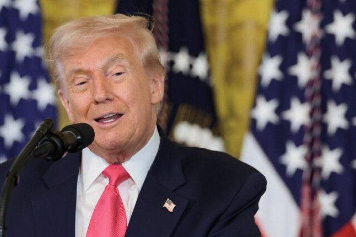 Ο Τραμπ ζητάει αποζημίωση τουλάχιστον 5 δισ. δολαρίων από το BBC με αγωγή για συκοφαντική δυσφήμιση