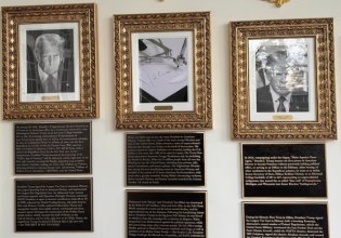 Ο Τραμπ γράφει κάτω από πορτρέτο του Μπάιντεν: «Ο χειρότερος πρόεδρος στην αμερικανική ιστορία»