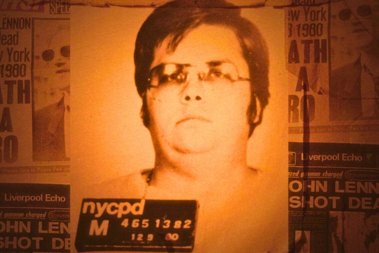 «Κάντο, κάντο, κάντο» – Μικροί, μοχθηροί άνθρωποι και ο Σατανάς μέσα στο μυαλό του δολοφόνου τον Τζον Λένον