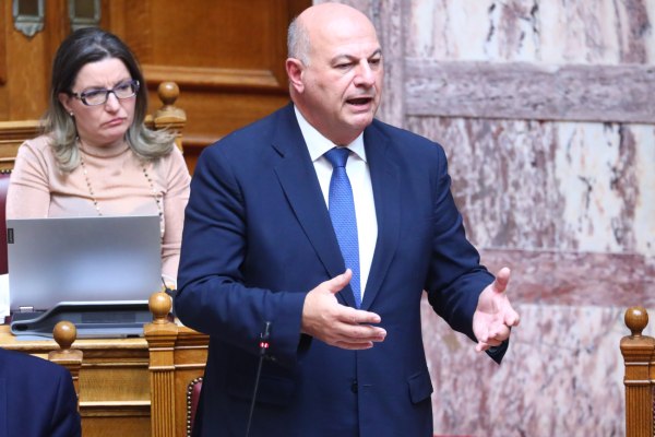 Βουλή: Έκκληση Τσιάρα στους αγρότες να αναθεωρήσουν τη στάση τους – «Πυρά» της αντιπολίτευσης