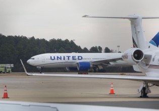 Αναγκαστική προσγείωση για Boeing 777 στην Ουάσινγκτον – Γνωστό το πρόβλημα με το κάλυμμα του κινητήρα