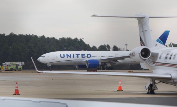 Αναγκαστική προσγείωση για Boeing 777 στην Ουάσινγκτον – Γνωστό το πρόβλημα με το κάλυμμα του κινητήρα