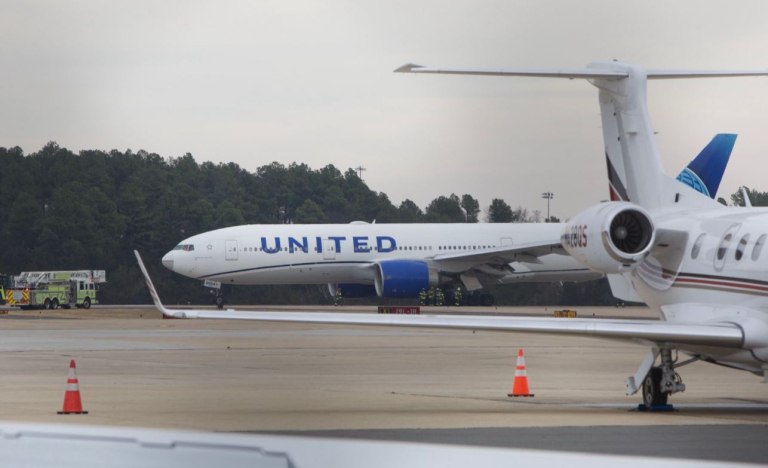 Αναγκαστική προσγείωση για Boeing 777 στην Ουάσινγκτον – Γνωστό το πρόβλημα με το κάλυμμα του κινητήρα