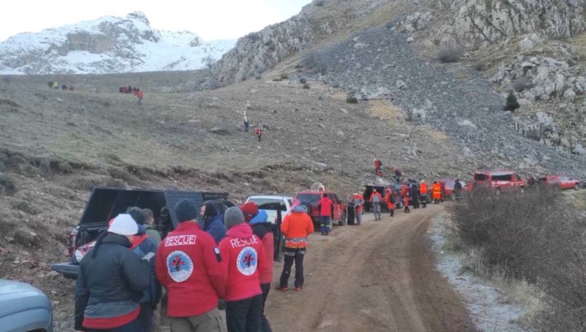 Βαρδούσια: Σε εξέλιξη η ανάσυρση των ορειβατών από τα 2.000 μέτρα – Στο νοσοκομείο Ιτέας η πρώτη σορός