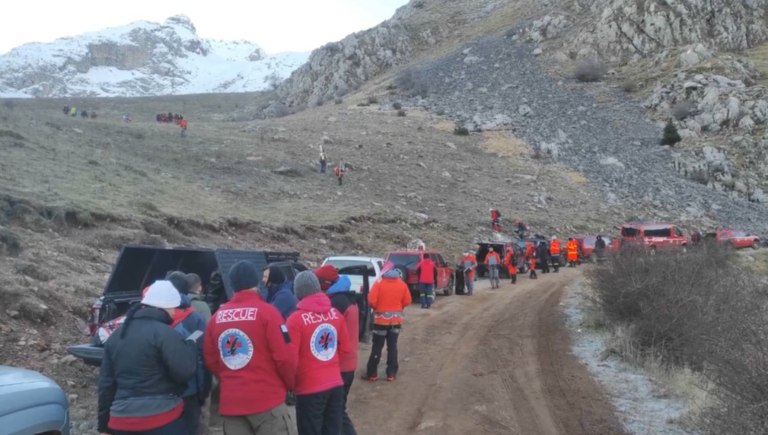 Βαρδούσια: Σε εξέλιξη η ανάσυρση των ορειβατών από τα 2.000 μέτρα – Στο νοσοκομείο Ιτέας η πρώτη σορός
