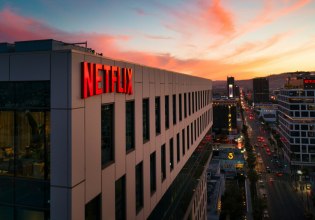 Πώς η Netflix κέρδισε τη Warner Bros.: Το παρασκήνιο Σαράντος–Τραμπ