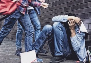 Πάτρα: Δύο ανήλικοι απείλησαν με σουγιά και ξυλοκόπησαν 15χρονο έξω από σχολείο