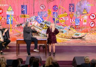 Η TikToker Χαρά Τσιώλη στο «Αλ Τσαντίρι Νιούζ» – Το ξεκαρδιστικό βίντεο με τον Λάκη Λαζόπουλο και τις… πορνοστάρ