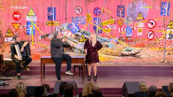 Η TikToker Χαρά Τσιώλη στο «Αλ Τσαντίρι Νιούζ» – Το ξεκαρδιστικό βίντεο με τον Λάκη Λαζόπουλο και τις… πορνοστάρ