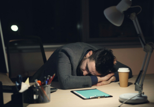 Χριστουγεννιάτικος εργασιακός εφιάλτης: Η κόπωση των εορτών αυξάνει τα εργατικά ατυχήματα κατά 42%