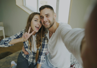 Σχέσεις και social media: Οι δύο λέξεις που «σημάδεψαν» το 2025