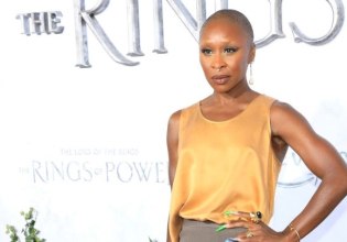 Σίνθια Ερίβο: Τιμήθηκε με το βραβείο Κερκ Ντάγκλας στο Φεστιβάλ της Σάντα Μπάρμπαρα